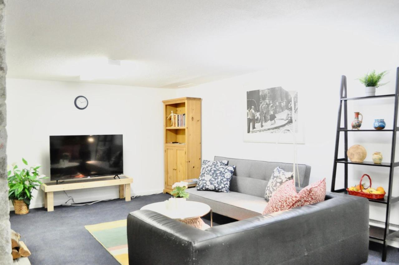 Spacious 2 Bedroom Private Basement Suite In Lynn Canyon North Vancouver Extérieur photo